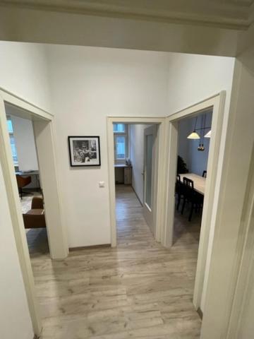 - Classic And Modern Wenen